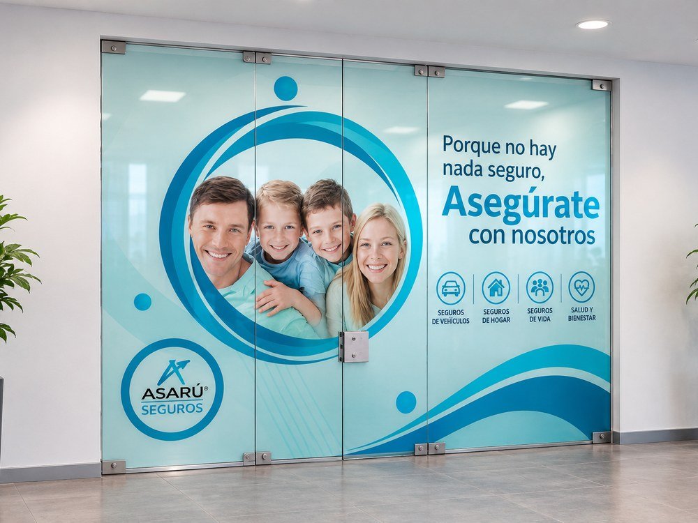 Vinilo decorativo en puerta de vidrio corporativa